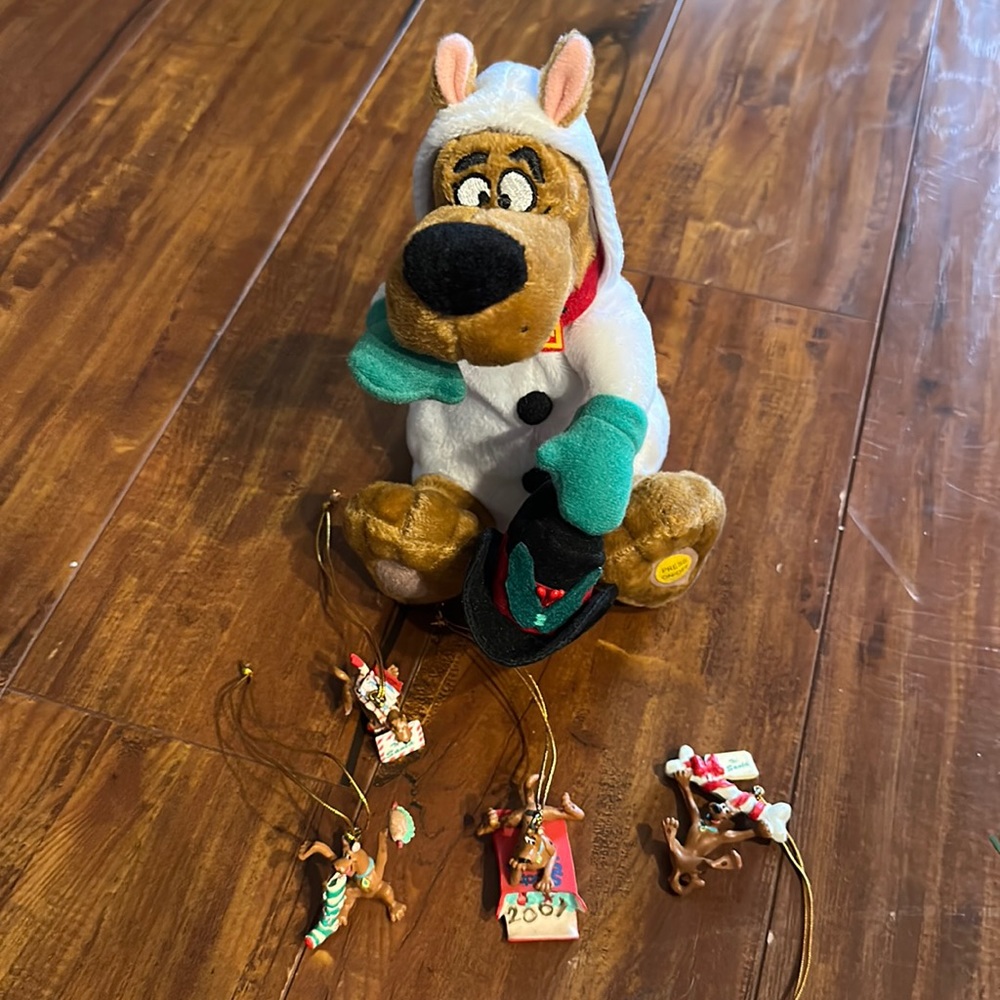 4 Mini Scooby Doo Christmas tree ornaments and Gemmy ‎ toy display